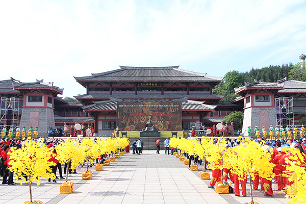 川报观察记者 张超 4月22日,颛顼文化活动在荥经县颛顼广场举行.