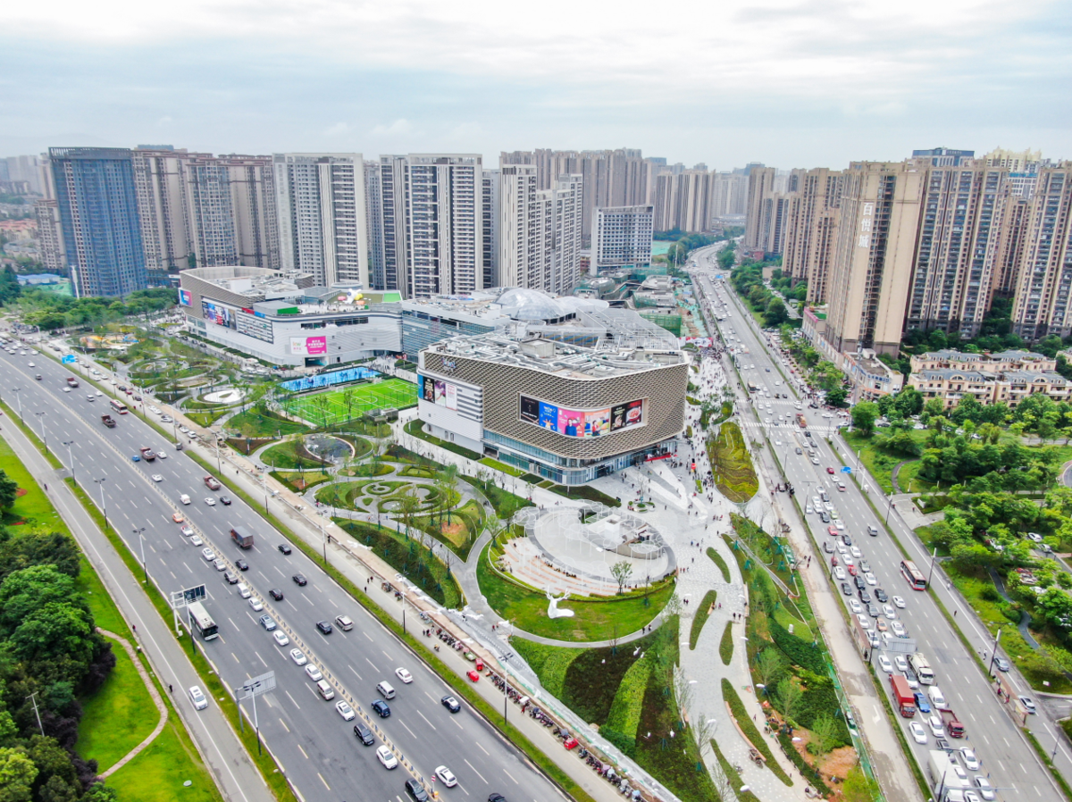 商业体量达14万方的成都世茂广场,位于龙泉驿大面区域,由于项目周边