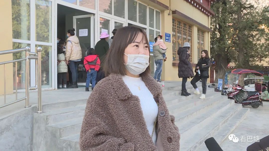 2月22日,记者来到巴塘县疾控中心,看到现场秩序井然,前来做核酸检测的