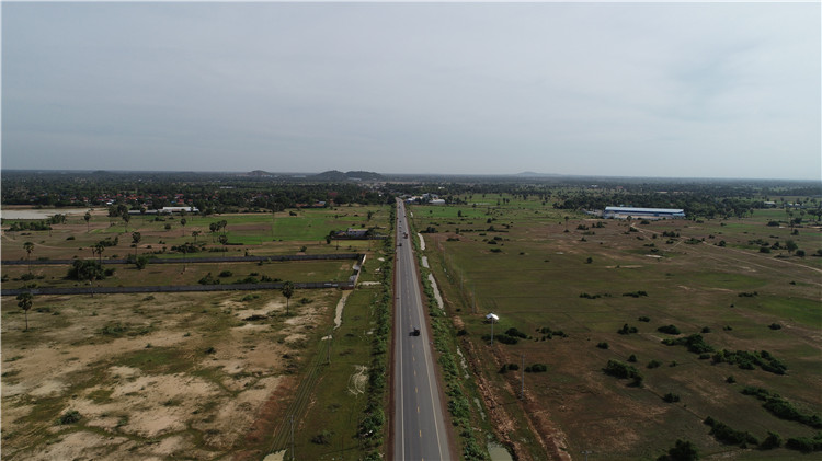 中国援柬埔寨51号公路复建项目举行通车典礼