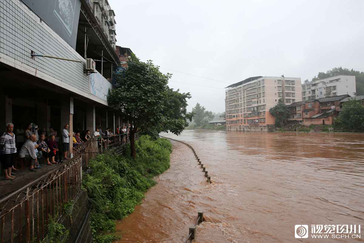 内江市东兴区顺河镇大清流河水位上涨,河边的人行步道被洪水淹没.
