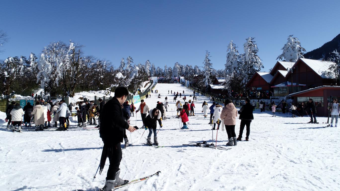 峨眉山雷洞坪滑雪场人气高   袁士洪 摄影