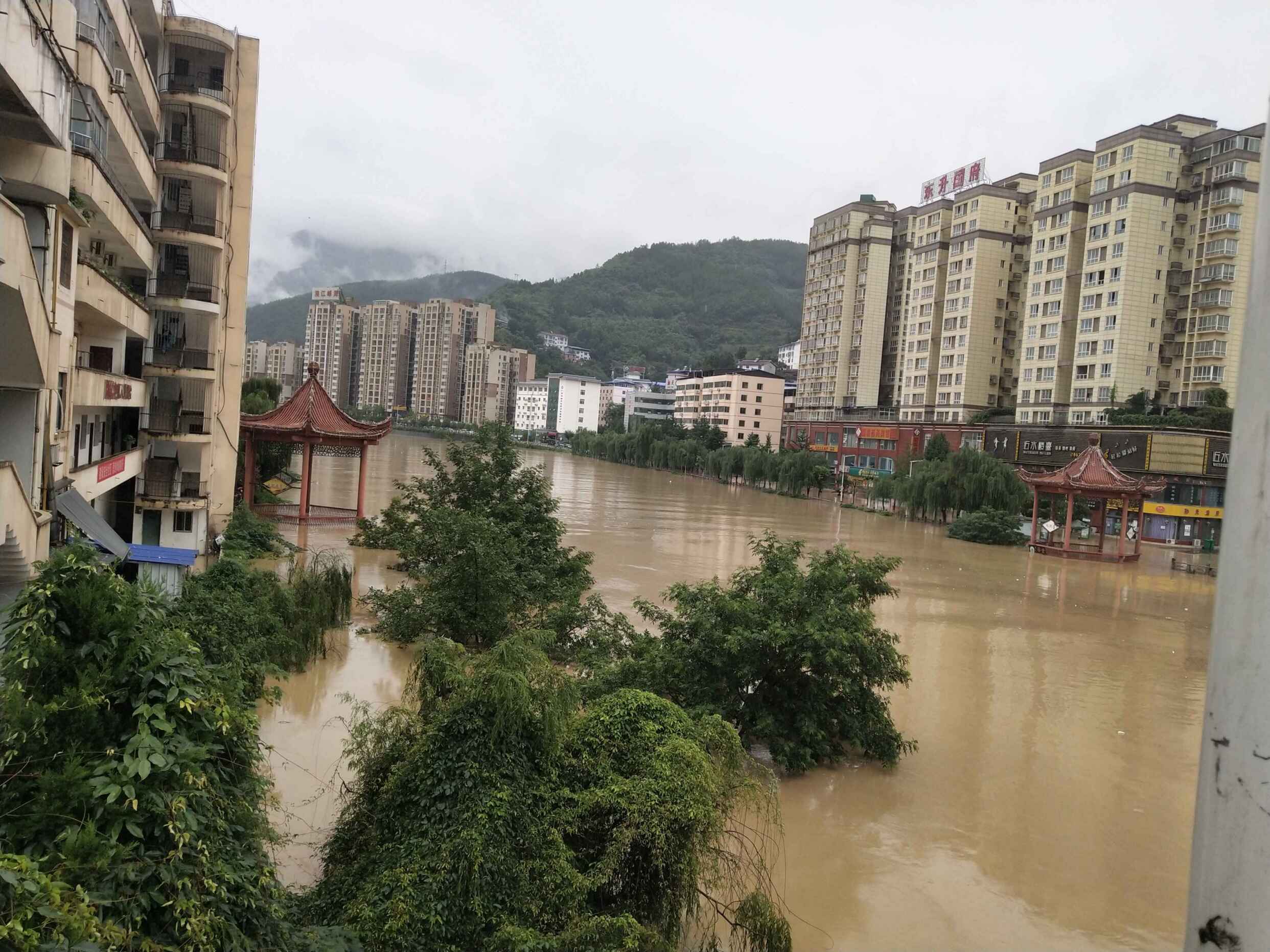 广元朝天区城区被淹,部分乡镇道路,农田受损