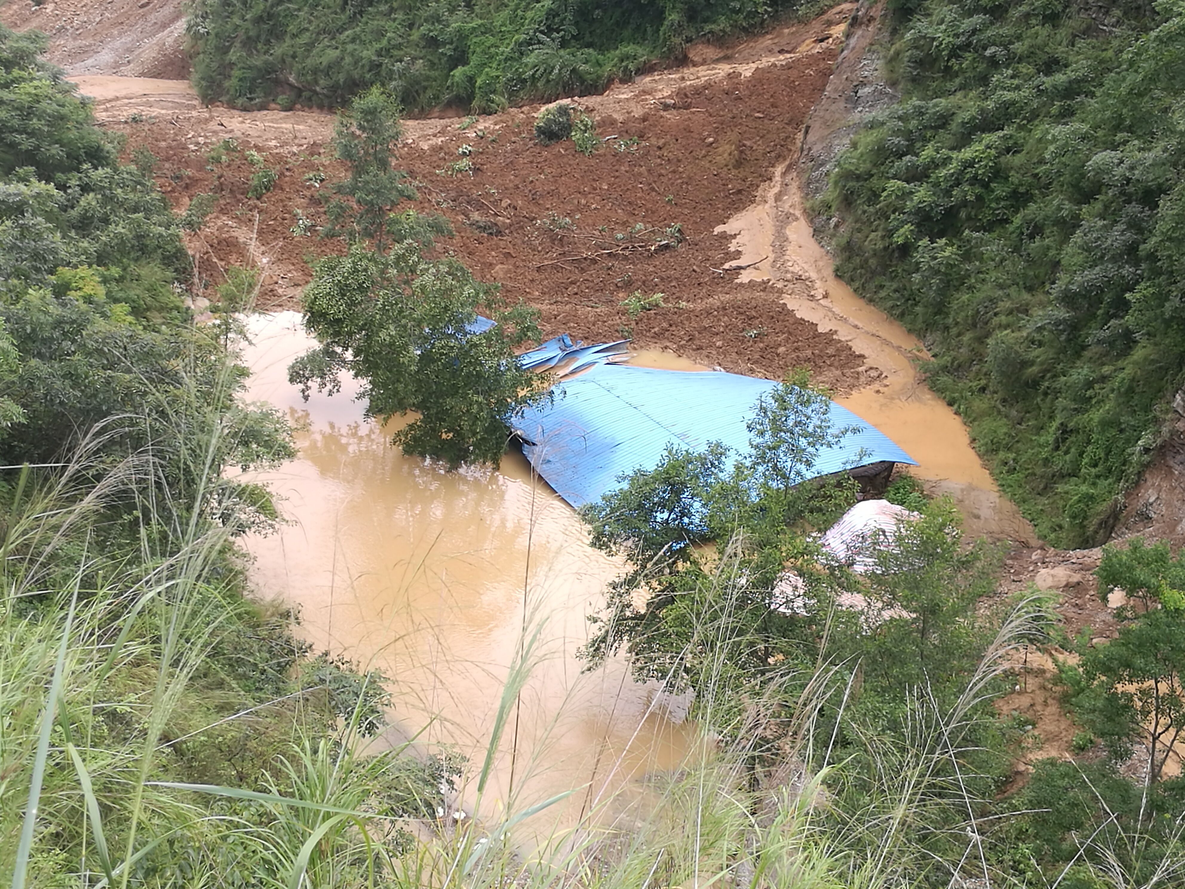 河道已被山体滑坡体堵塞.木各铁哈 摄