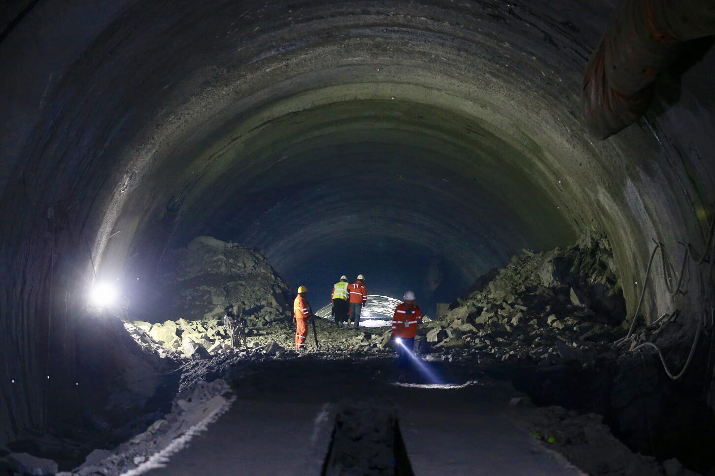 尖山坡隧道,属于川南城际铁路内自泸段的控制性工程,其顺利贯通标志