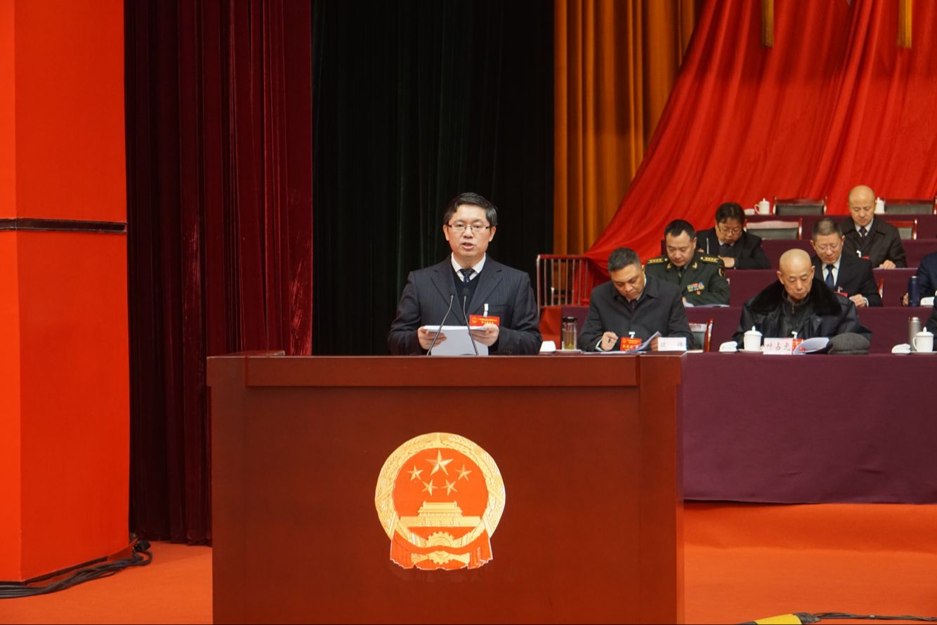 广安市两会会场,广安市市长曾卿做政府工作报告.徐小雨 摄