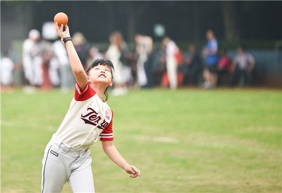 300名少年挥棒中小学生软式棒垒球v少年在成都金牛开启a少年足球礼包图片