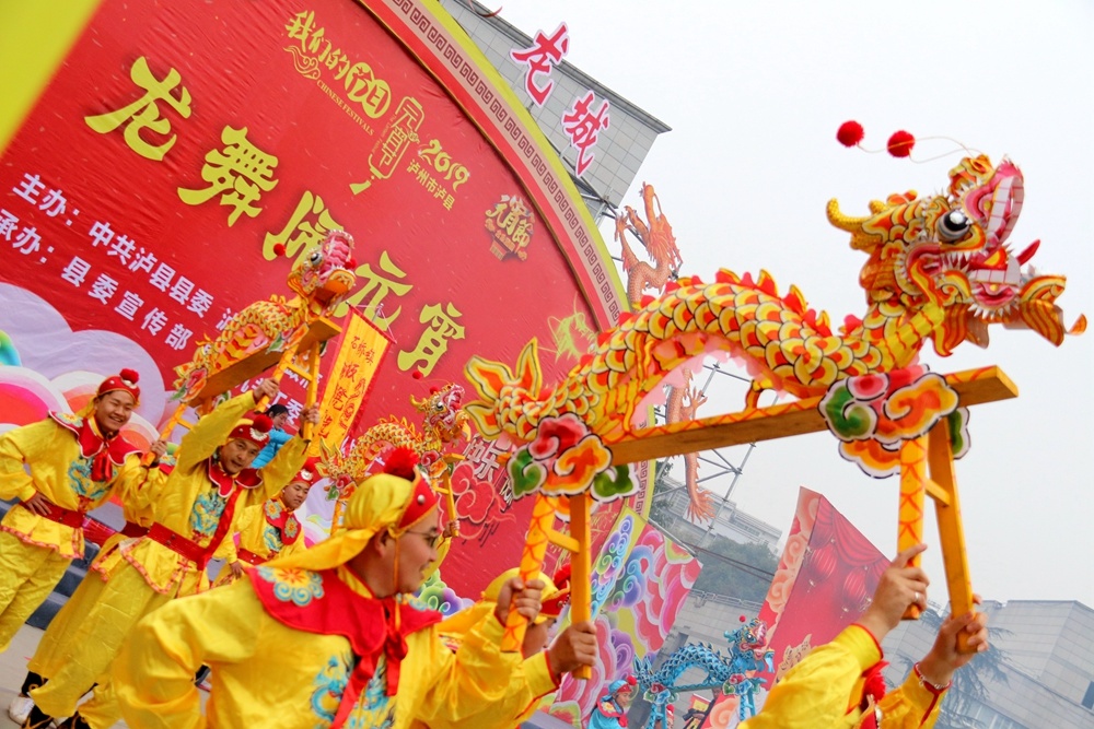 把武术中的板凳功夫 和祈雨文化中的舞龙的完美结合 龙头,龙尾固定在