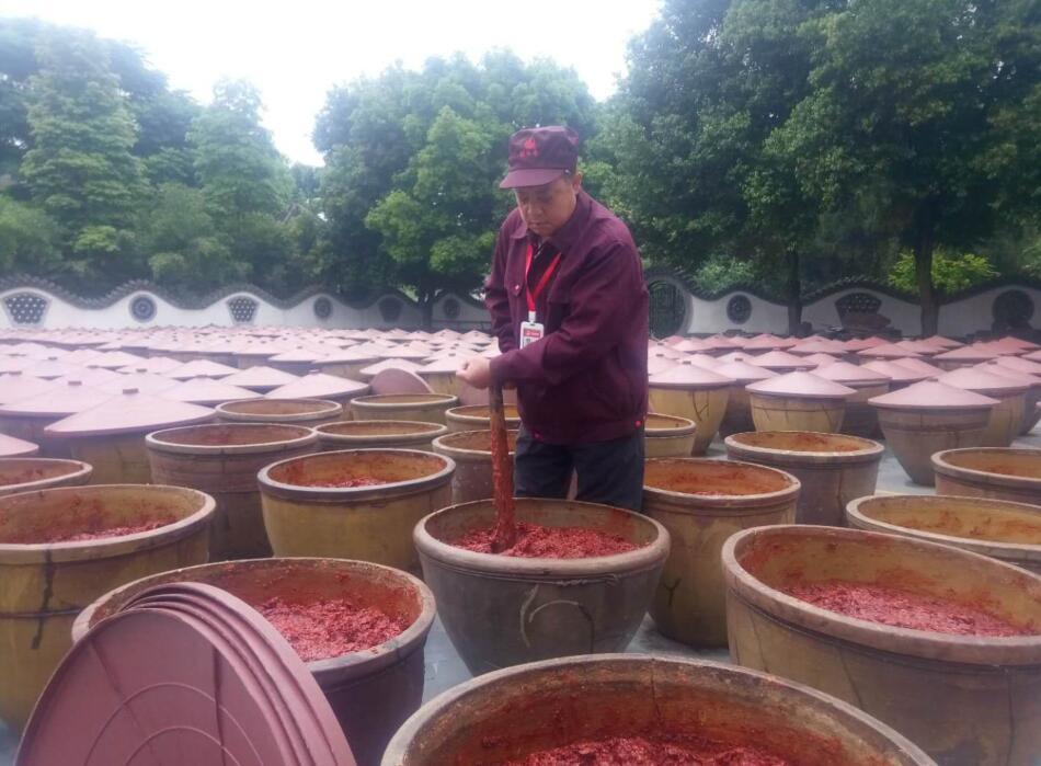 翁连刚正在制作临江寺豆瓣酱