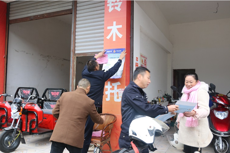 洪雅警方积极向群众宣传公安社会化评价工作