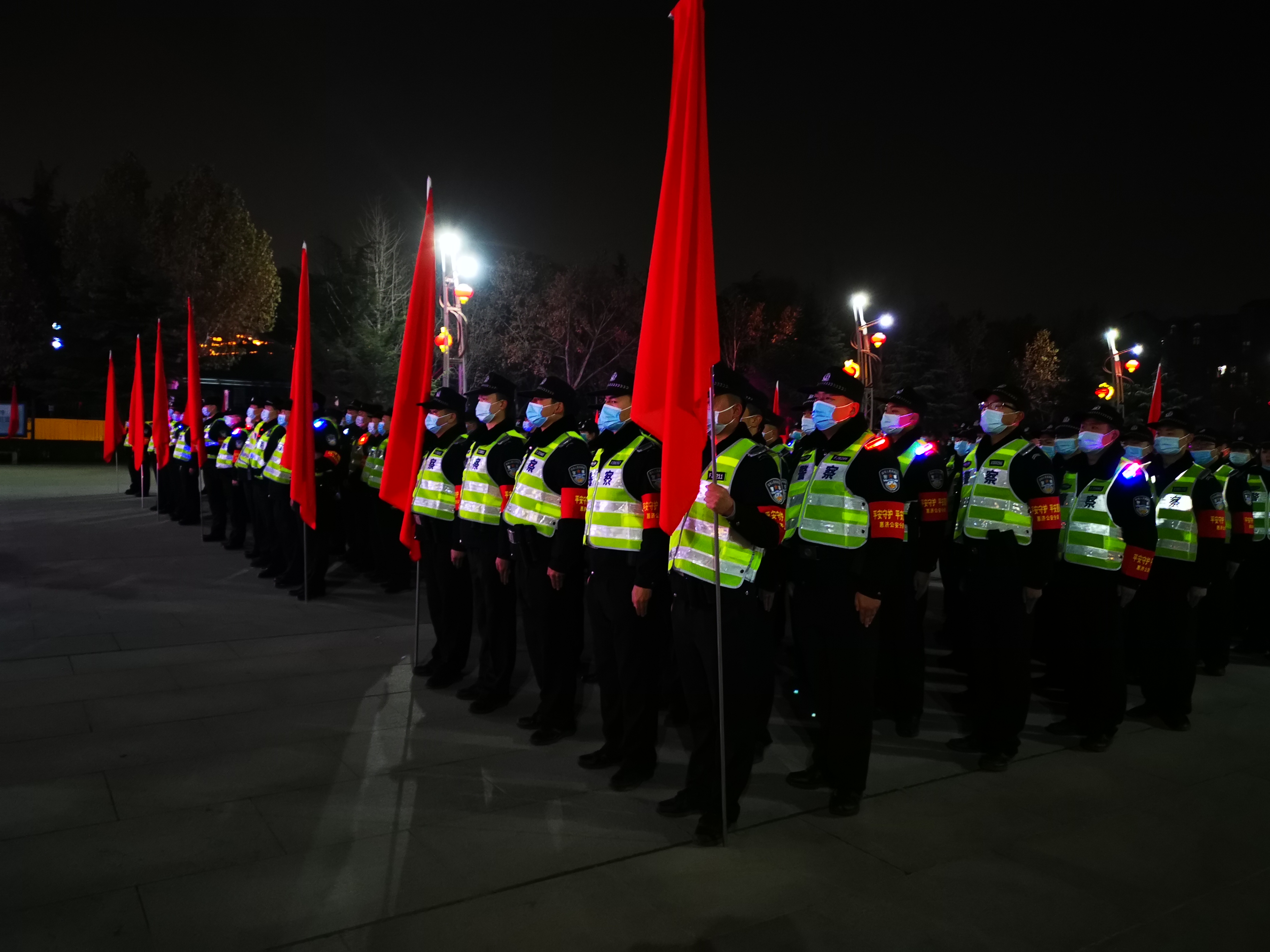 奔赴辖区各巡逻区域,用闪耀在街面的警灯,守护的万家灯火