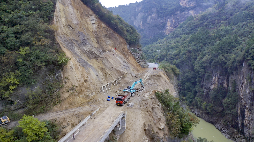 省道303线四川旺苍至陕西宁强山体滑坡塌方路段顺利抢通10月19日零点