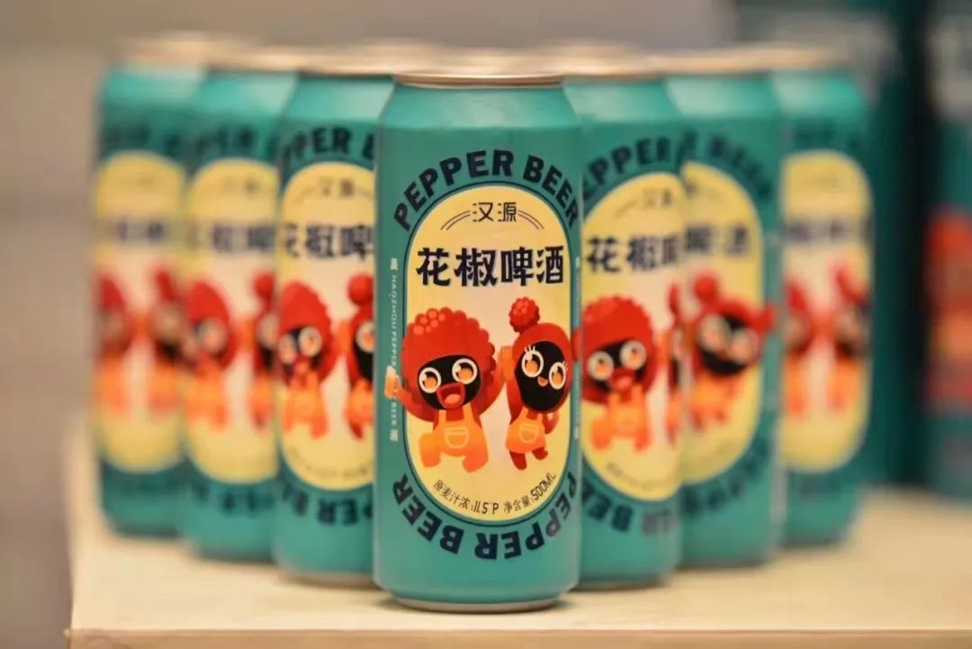 前来品尝和了解汉源花椒精酿啤酒的人络绎不绝.