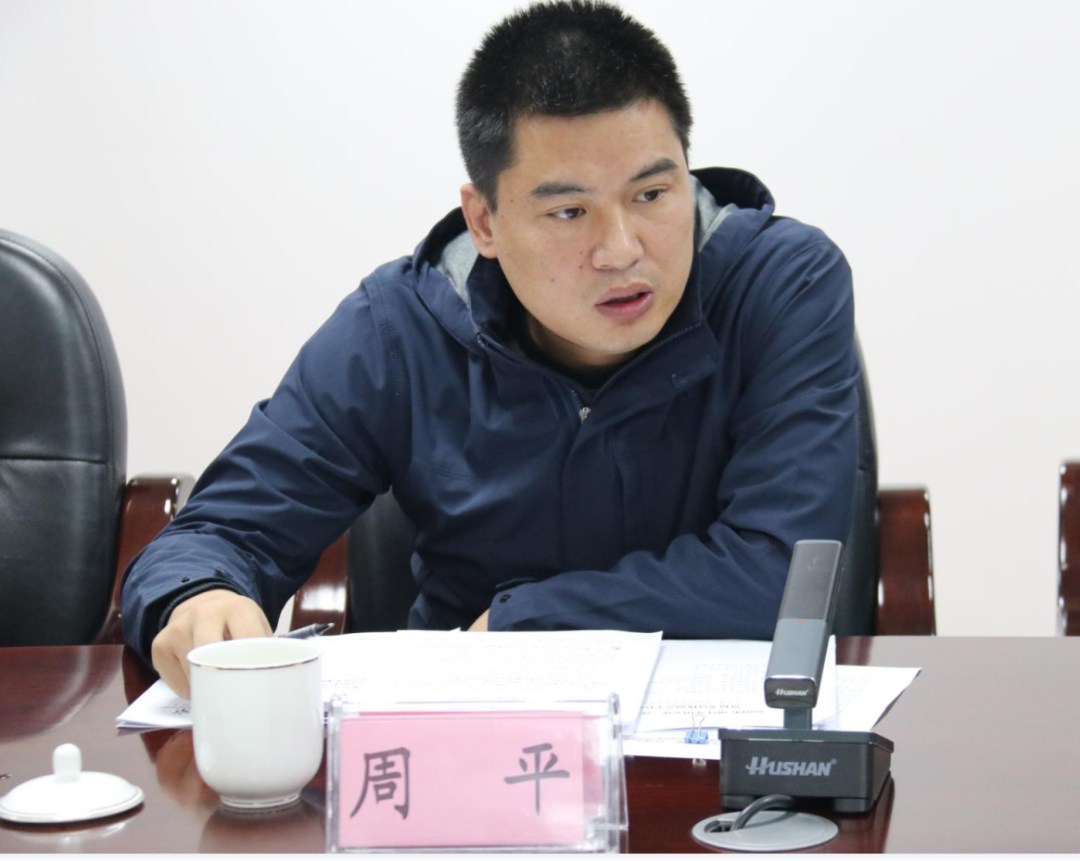 绵阳市政府副秘书长周平要求会上,绵阳市司法局律师工作科科长廖继光