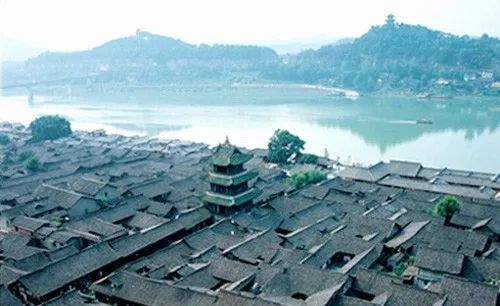 即日起阆中古城景区景点限流进入景点须扫码或出示48小内核酸检测报告