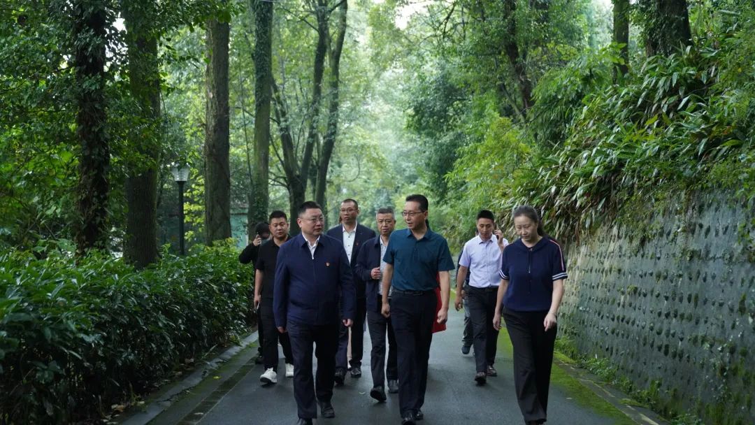 推动产业发展助力乡村振兴丨李清勇一行考察调研四川养麝研究所并召开