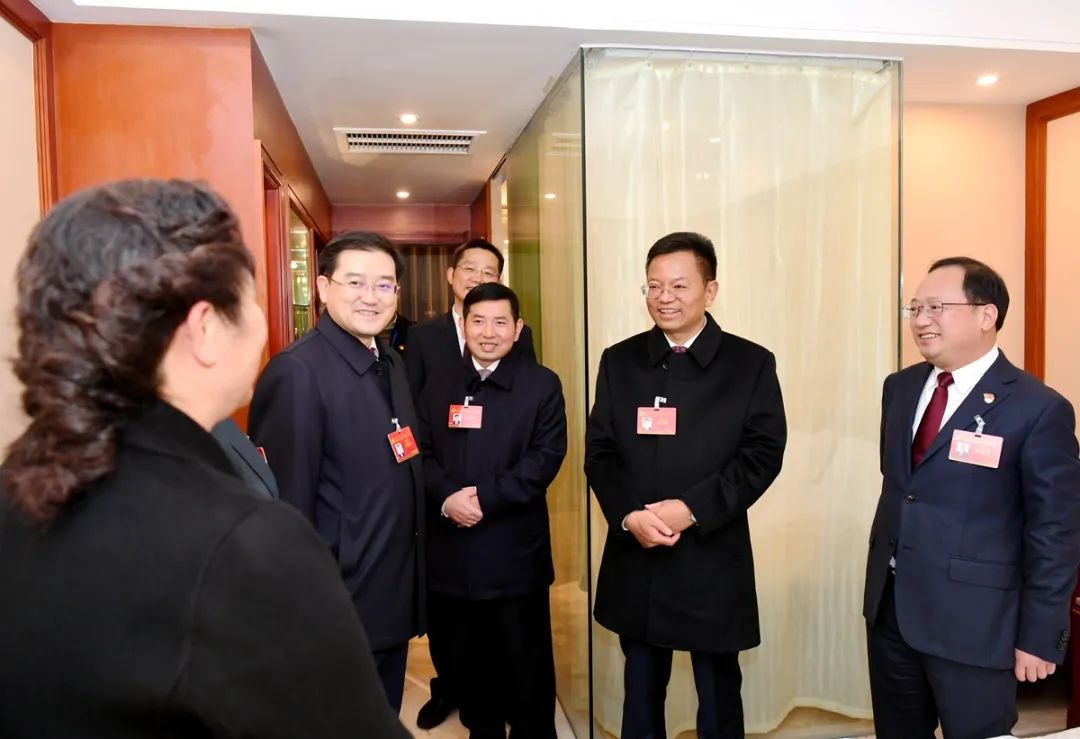 段毅君看望出席州第九次党代会的代表