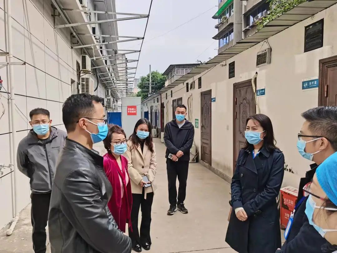 卢芬强调发热门诊是当前疫情防控工作的重中之重,必须做到严防死守,毫