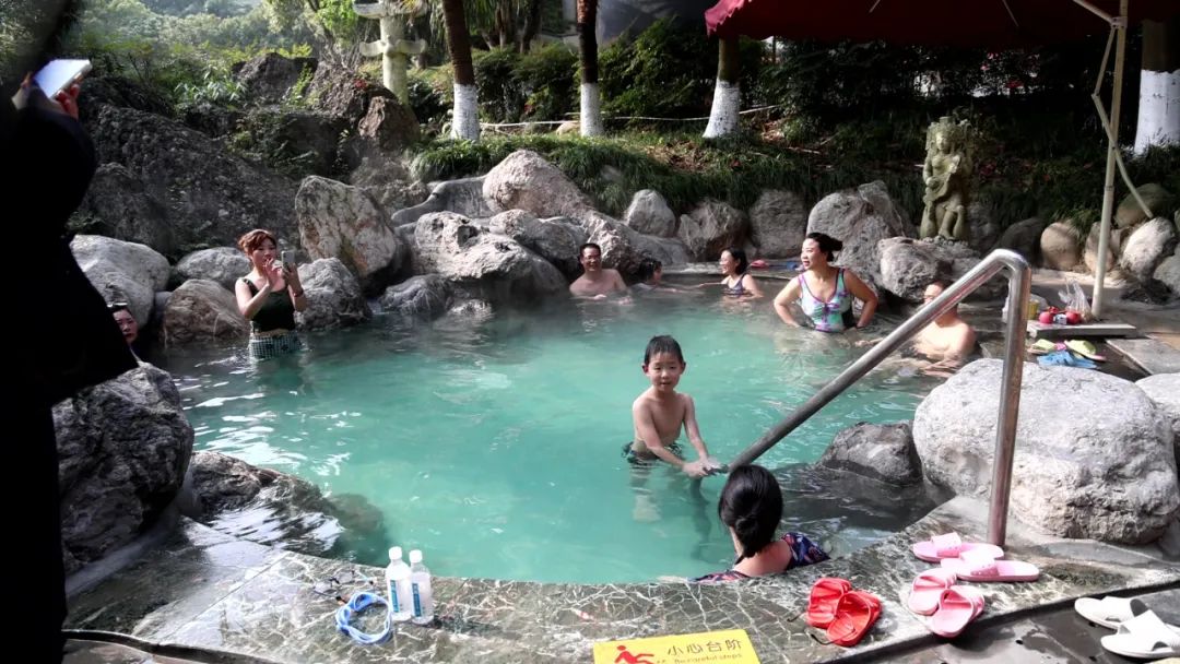 罗浮山温泉旅游度假区依托罗浮山温泉,建有罗浮山绵州酒店,浮生御度假