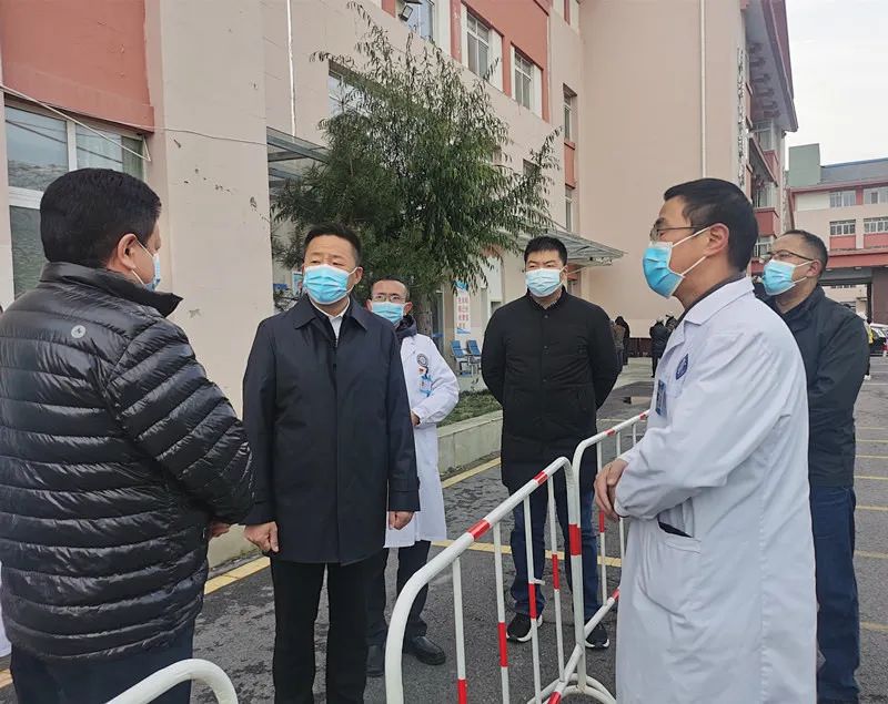 县委副书记县长何建华深入疫情防控一线督导检查工作