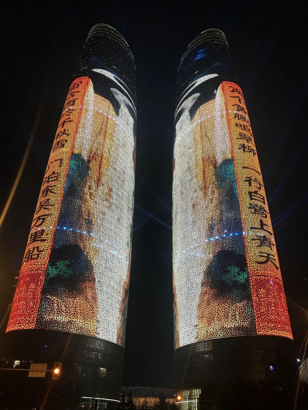 杜甫诗句上了成都双子塔灯光秀(袁征 摄)"交子"是我国北宋流通的纸币