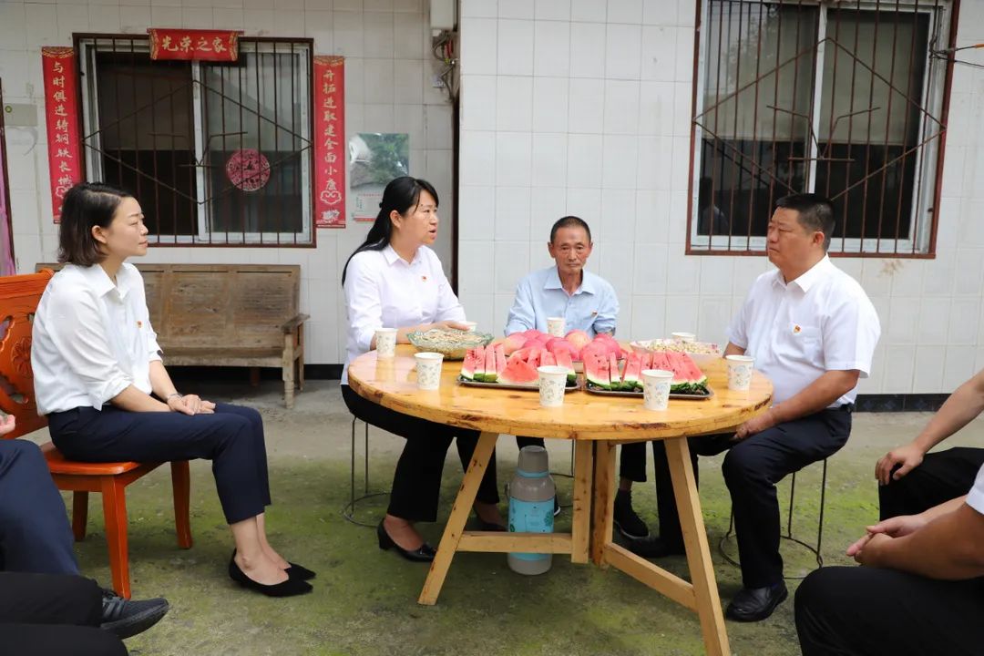 彭映梅看望慰问获得党内功勋荣誉表彰的党员老党员生活困难党员代表