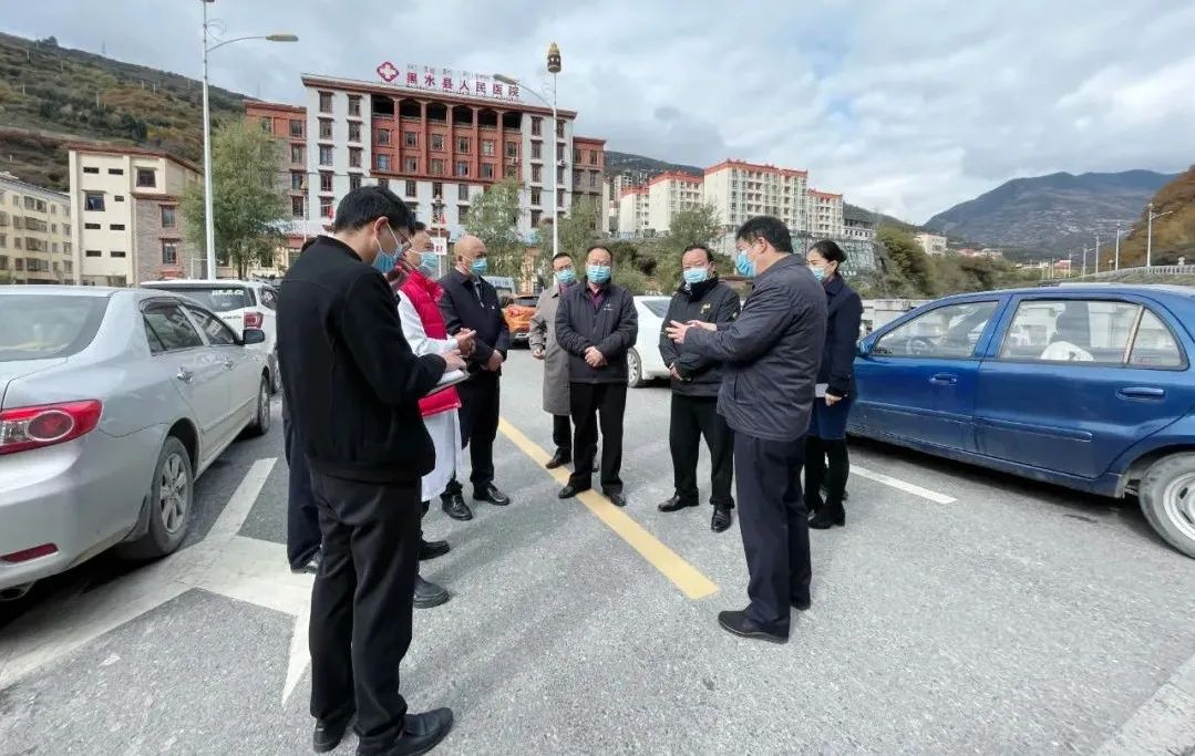 县委书记刘飞,县委副书记欧涛,县委常委唐小洪,李文勇,县领导秦玲玲及