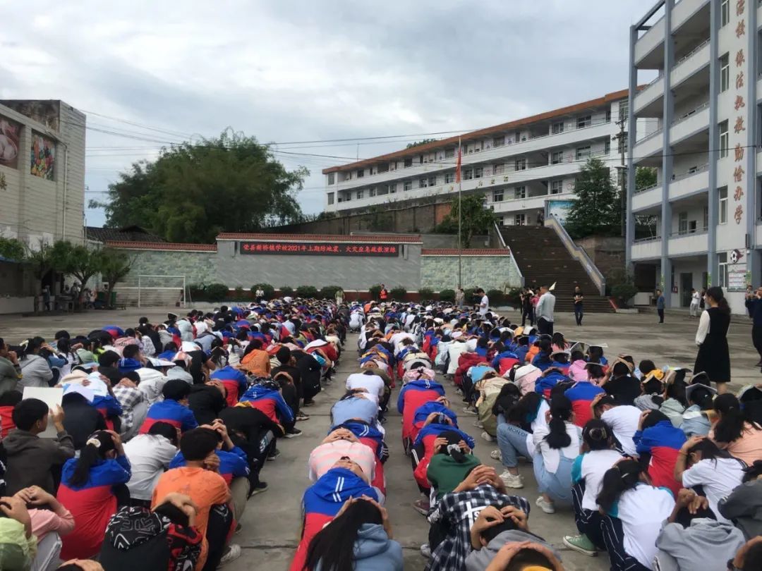 新桥镇学校防震应急演练△树人小学避震知识宣讲在荣县荣新小学