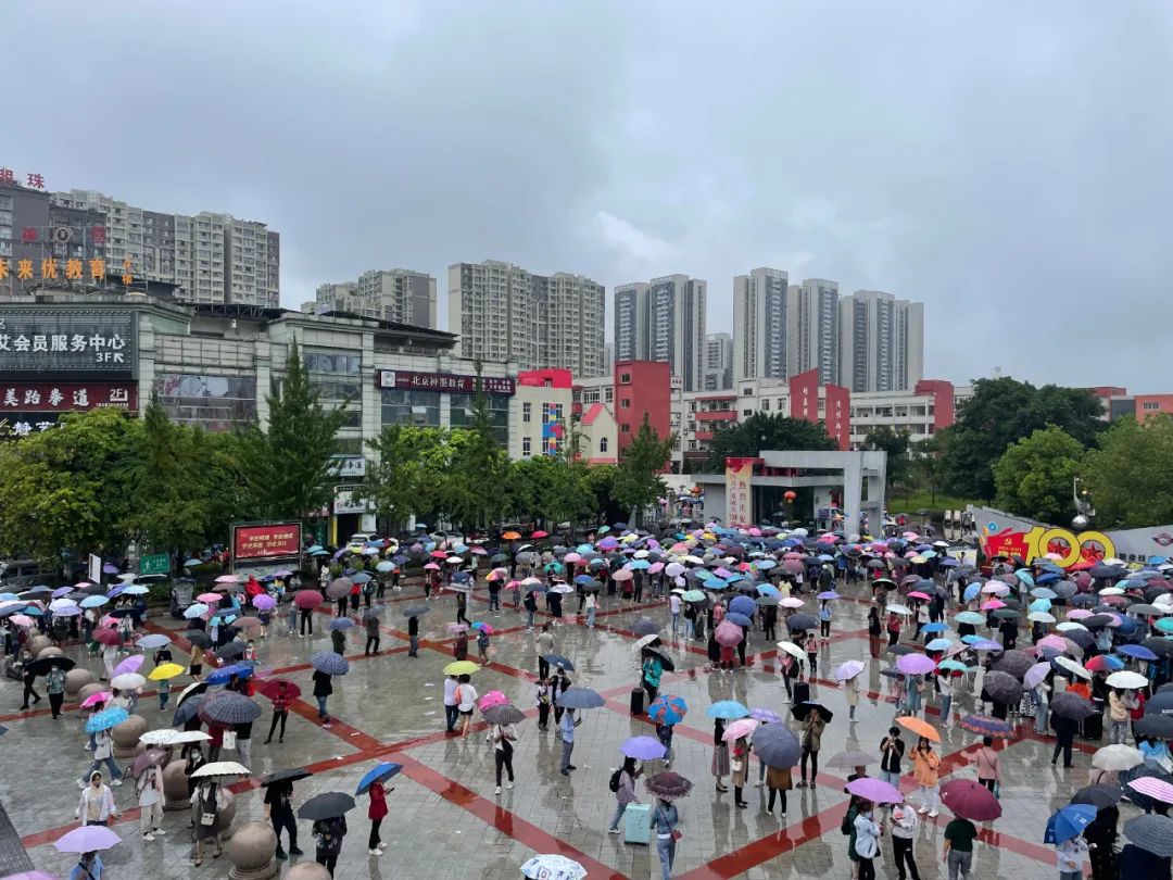 今日头条今天早上我们在富顺两校拍下的这一幕