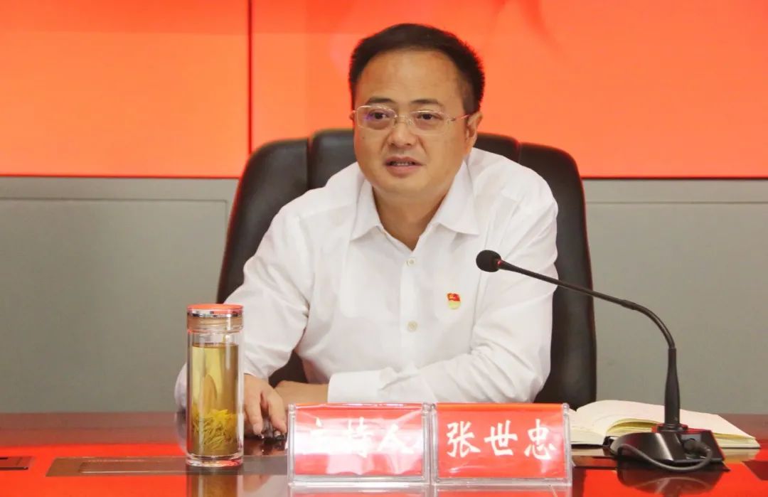 张世忠率县委理论学习中心组成员开展党史学习教育实践活动