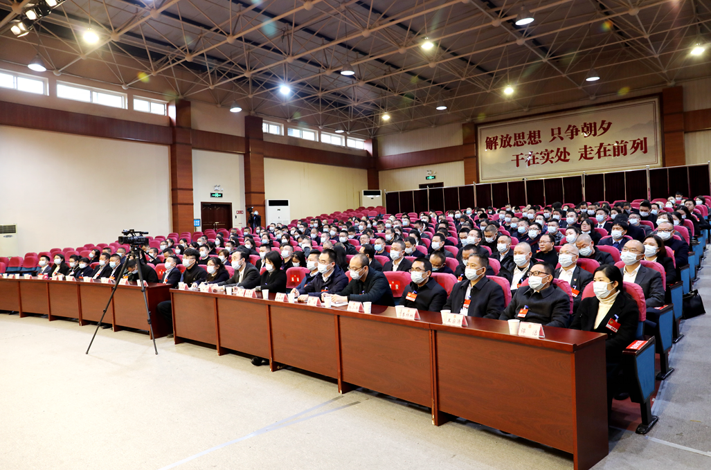 两会时间区政协六届一次会议闭幕