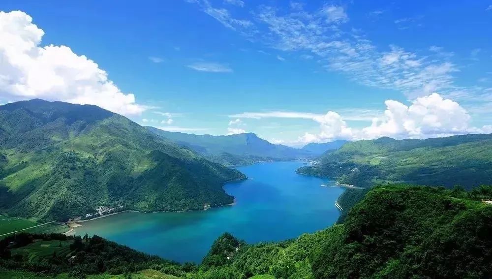 这里还有全国唯一的彝族寺庙孟获殿雷波马湖彝语称"哈琅署火"与泸沽湖