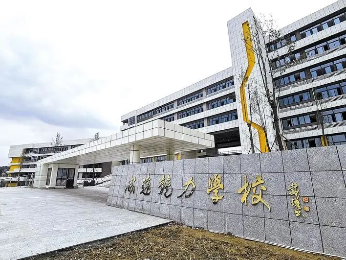 "当天下午两点多,还不到上班时间,威远县竞力学校副校长代明陆就来到