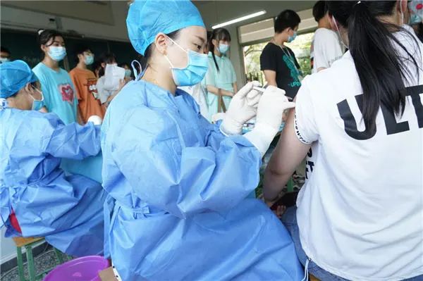 用爱种苗筑牢健康屏障资中县人民医院全力做好疫苗接种工作