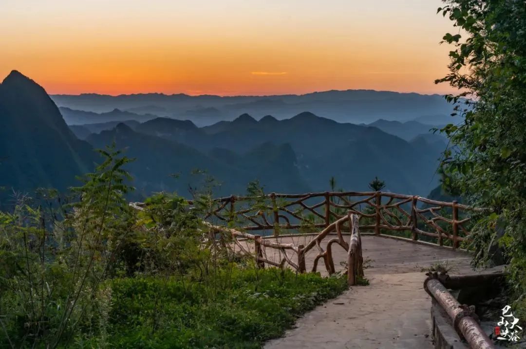 酒店;一盏盏灯犹如火龙盘延在山脉,成就了巴山大峡谷最美丽的风景线