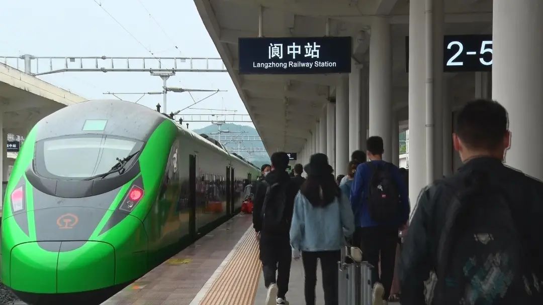 国庆期间,阆中火车站到发旅客达8.7万人次!