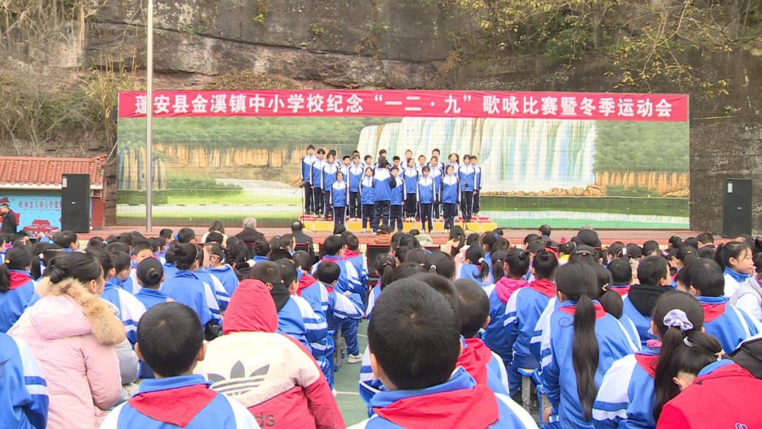在蓬安县金溪镇中小学校,该校老师介绍了一二·九运动来源以及重大