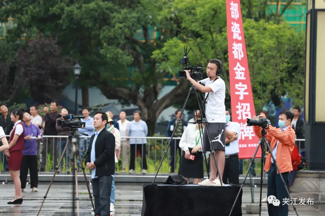 一次次的奔赴就是在赶往新闻现场的路上记者不是在采访无论严寒酷暑