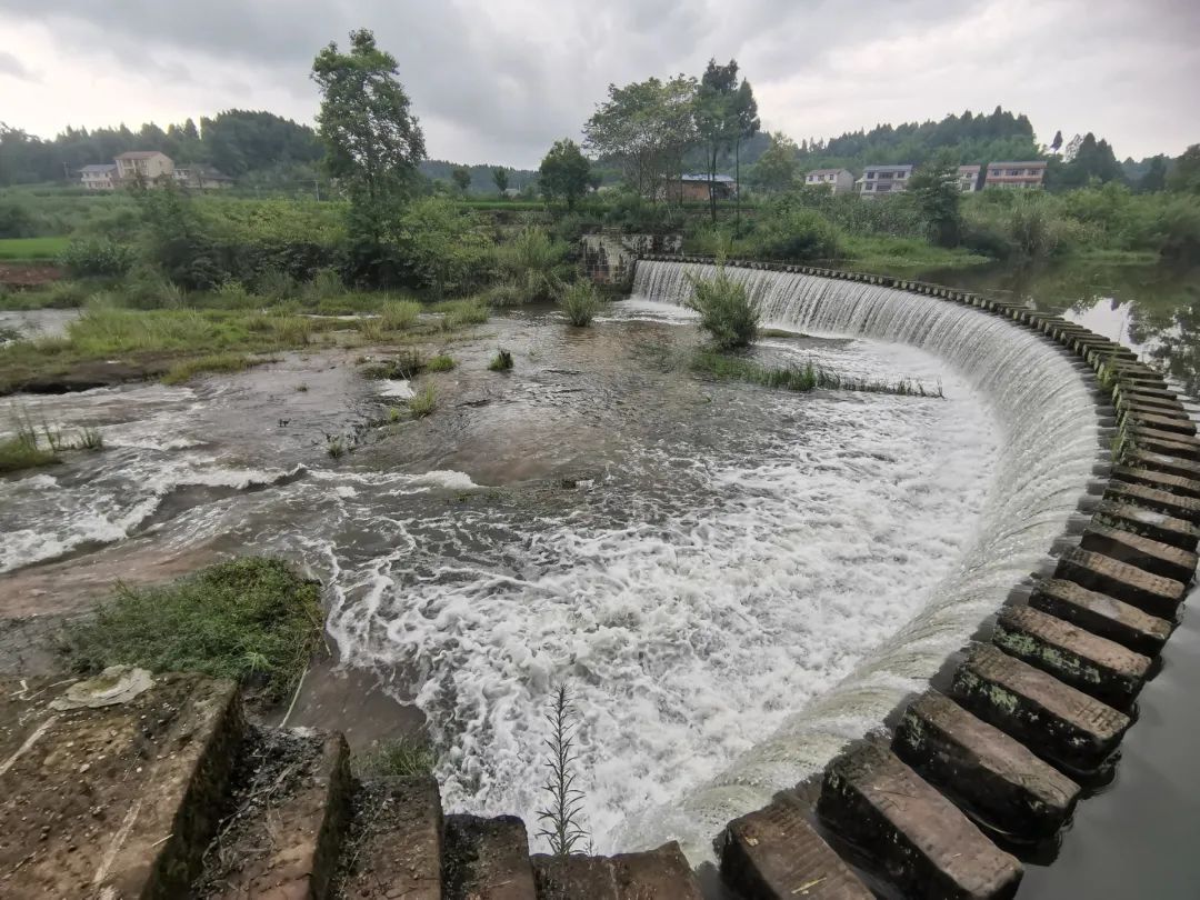 雨后上七里水位上涨往日干堤坝顿变瀑布