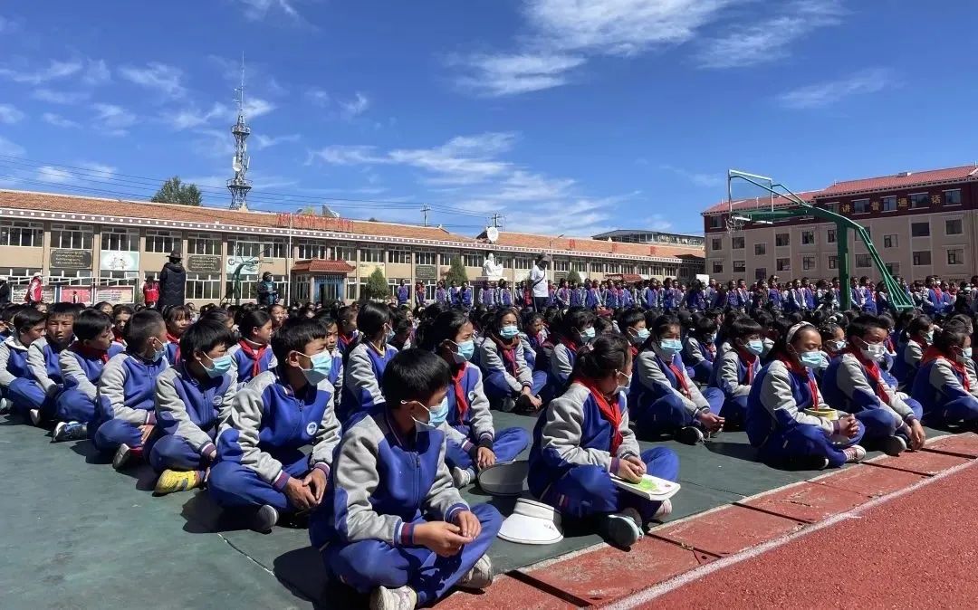 9月29日,阿坝县妇联,县法院来到县民族寄宿制小学开展《民法典》宣讲