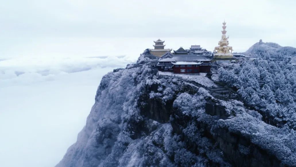 纯白净地----------分割线----------如果你问我哪个时候的峨眉山最美
