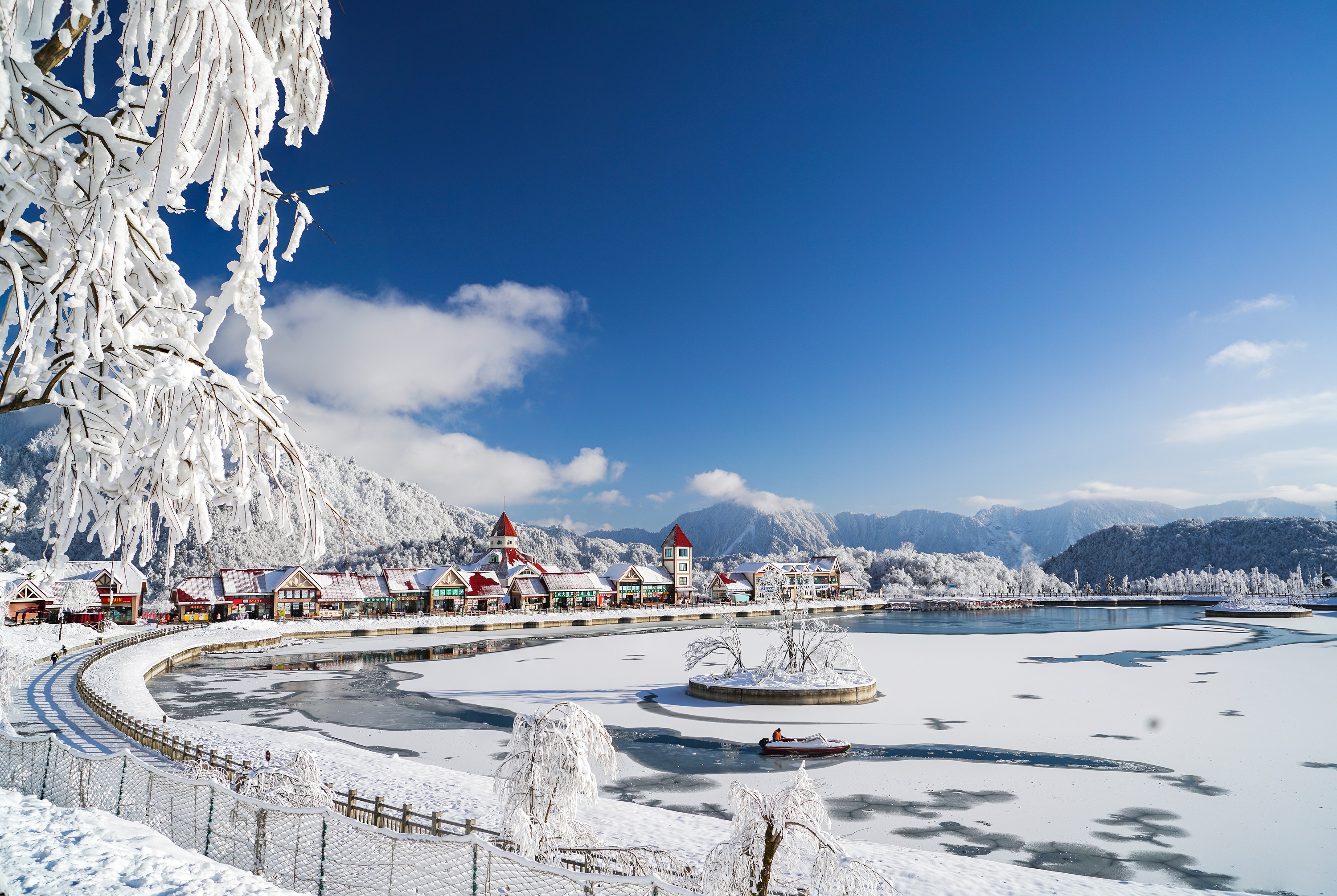 12月24日西岭雪山的森林文化节和冰雪节又开幕了