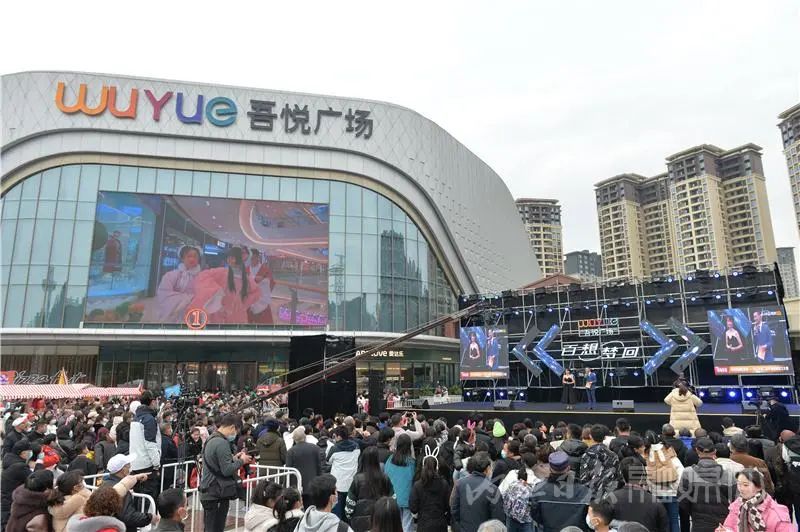 48名参赛选手齐聚内江吾悦广场,展开激烈角逐,再燃音乐"战火",现场