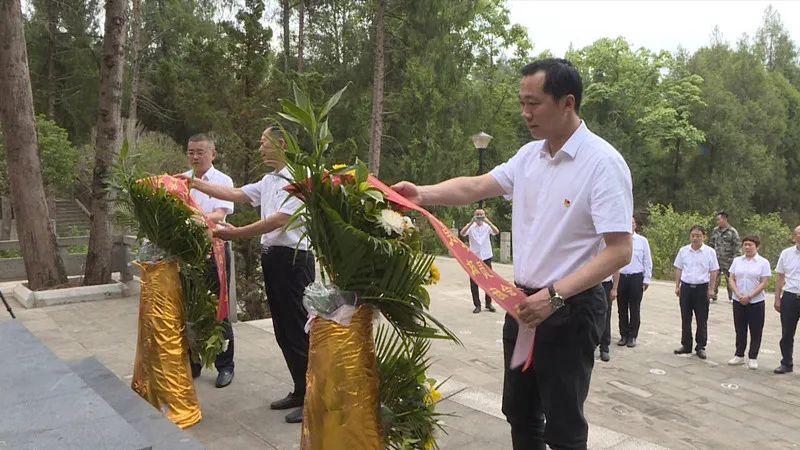 向赟率领县四套班子前往袁诗荛烈士纪念园开展党史学习教育现场教学