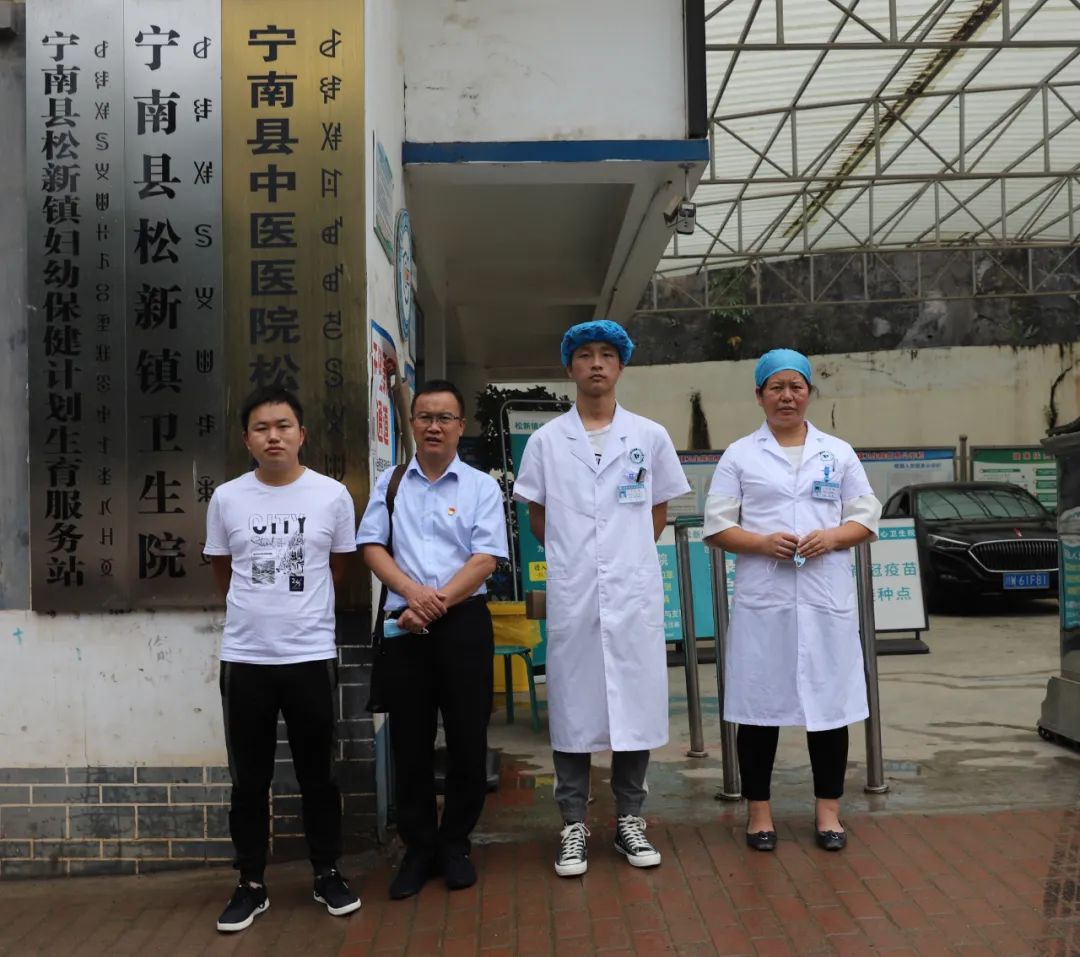 宁南县人民医院副院长蔡茂文一行到松新镇,竹寿镇卫生院疫苗接种点对