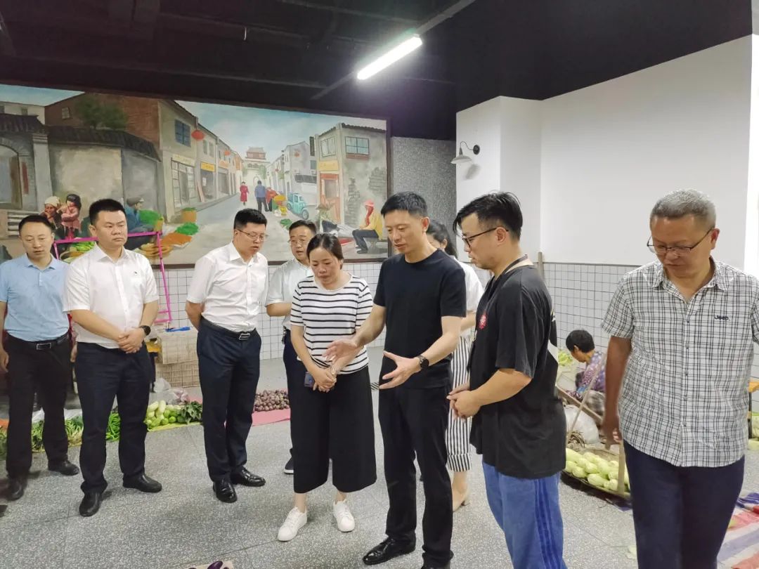 6月12日,县委副书记,县长郑小清一行调研督导城乡环境治理,老旧小区