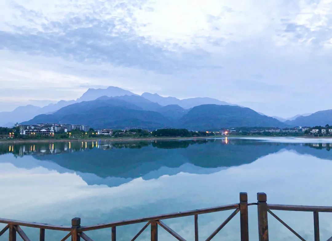 峨秀湖还山小镇:天蓝草碧春意浓 踏春郊游正当时 - 川观新闻