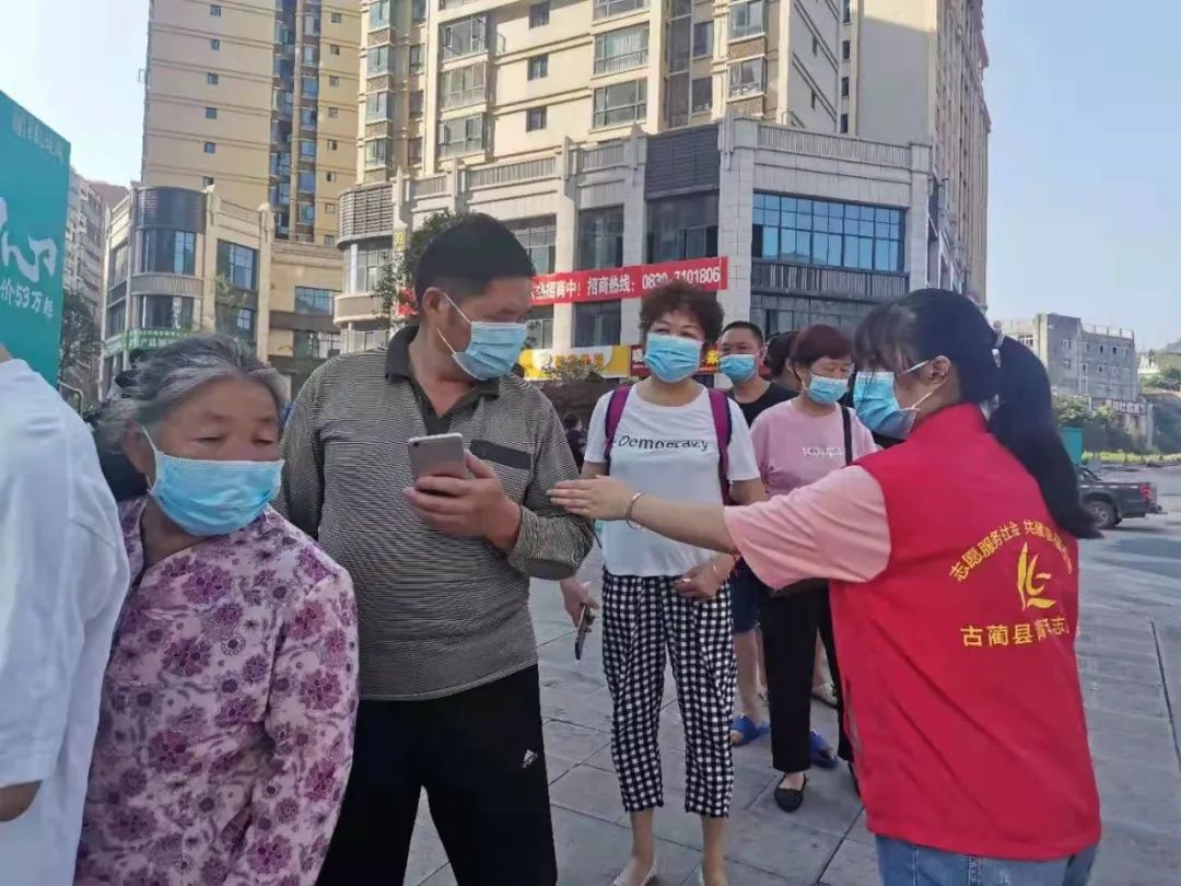 力尽不知热但惜夏日长致敬在炎炎夏日抗疫的古蔺青年志愿者