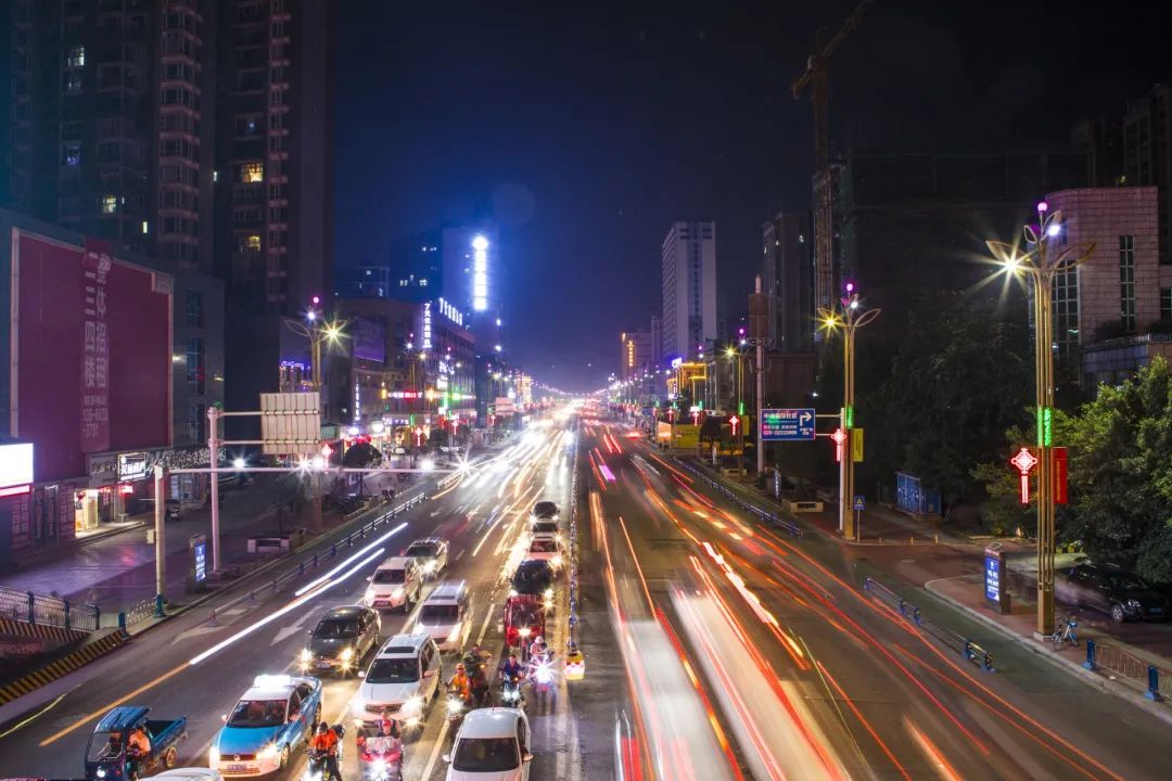 夜幕下的安岳新城灯火璀璨车水马龙颇有点大城市的意思