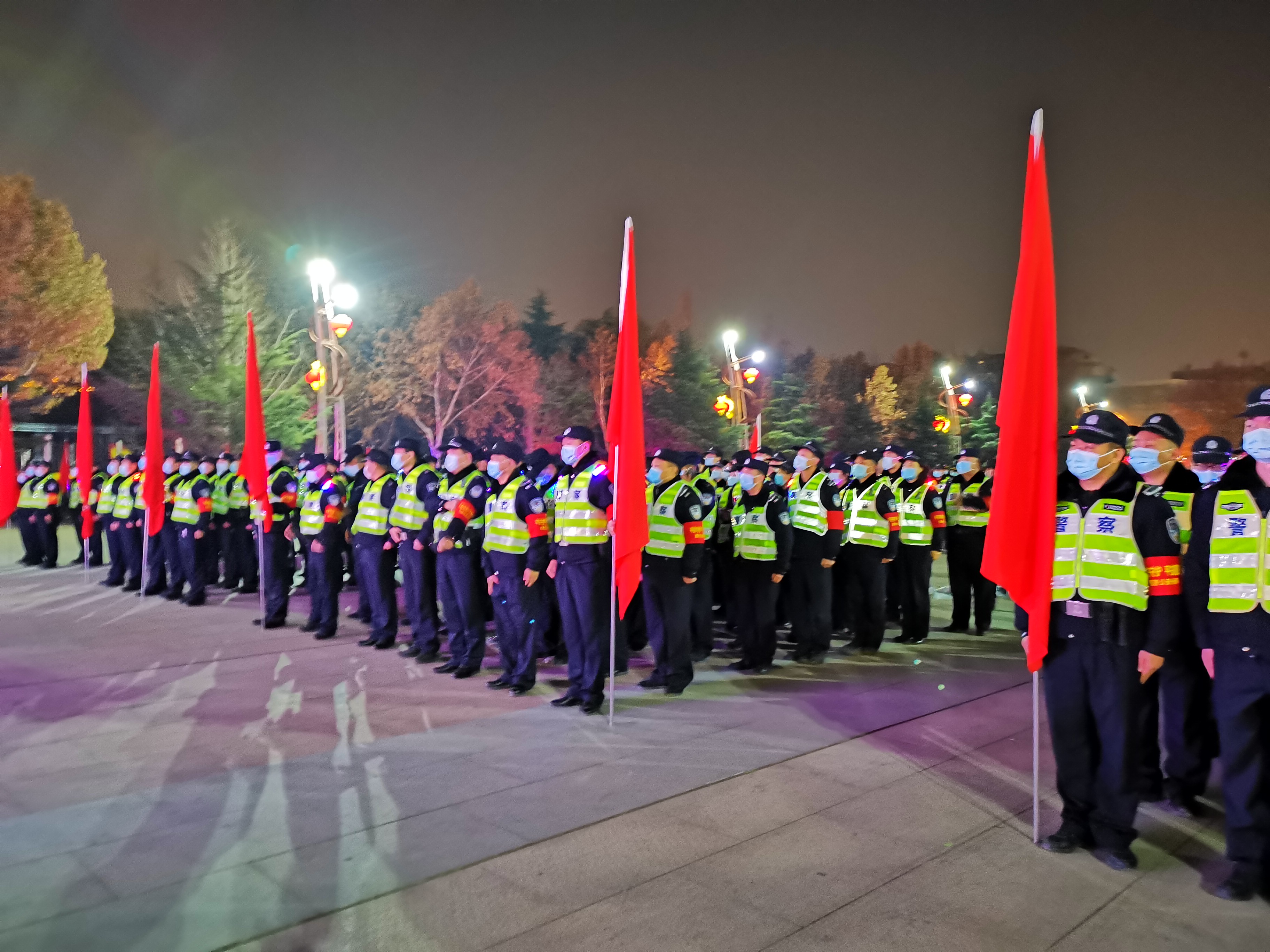 奔赴辖区各巡逻区域,用闪耀在街面的警灯,守护的万家灯火